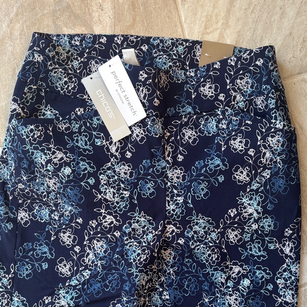 Chico's NWT Josie Skim Ankle Navy Floral Pants with Light Blue & White Blooms